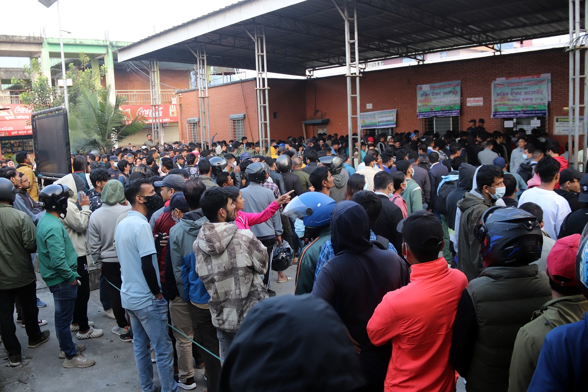 घर फर्किने यात्रुको नयाँ बसपार्कमा भीड  